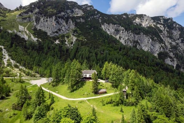 Erjavceva-Hütte am Vrsic-Pass im Sommer